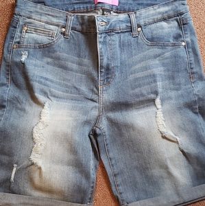 Ladies distressed shorts size 15/32
